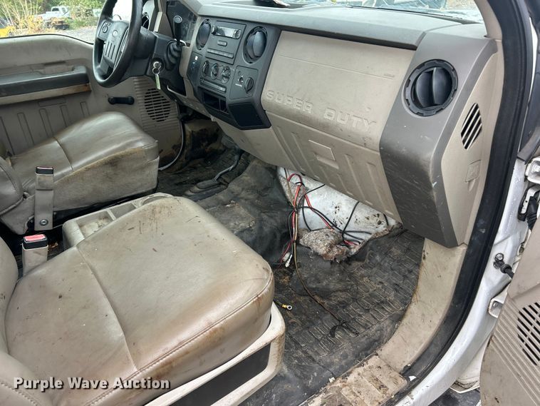 image for item ET6669 2008 Ford F250 Super Duty XL utility bed pickup truck