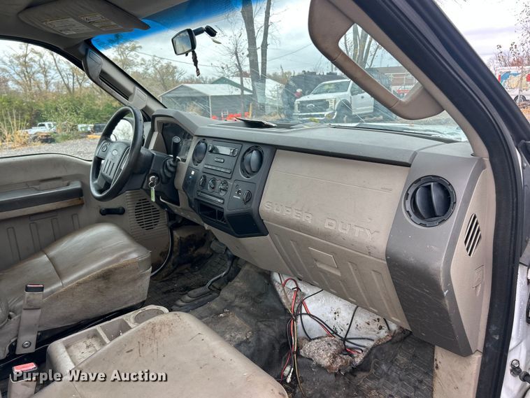 image for item ET6669 2008 Ford F250 Super Duty XL utility bed pickup truck