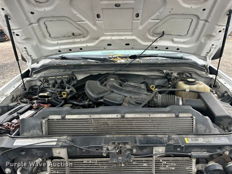 image for item ET6669 2008 Ford F250 Super Duty XL utility bed pickup truck