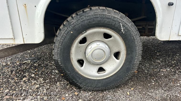 image for item ET6669 2008 Ford F250 Super Duty XL utility bed pickup truck