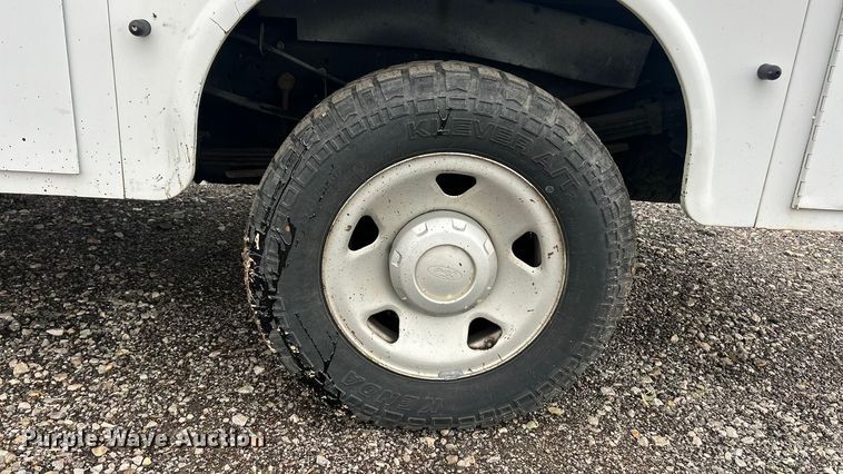 image for item ET6669 2008 Ford F250 Super Duty XL utility bed pickup truck