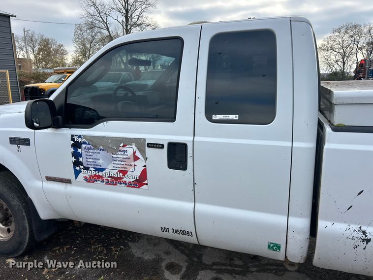 image for item ET6670 2004 Ford F250 Super Duty XLT SuperCab pickup truck