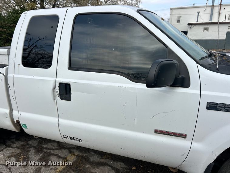 image for item ET6670 2004 Ford F250 Super Duty XLT SuperCab pickup truck