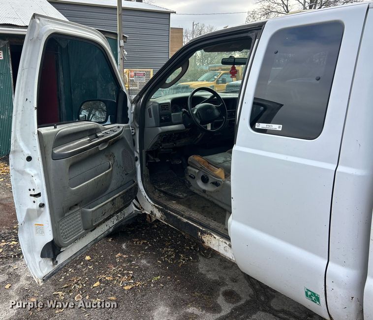 image for item ET6670 2004 Ford F250 Super Duty XLT SuperCab pickup truck