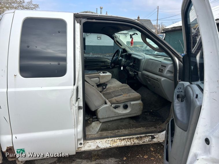 image for item ET6670 2004 Ford F250 Super Duty XLT SuperCab pickup truck