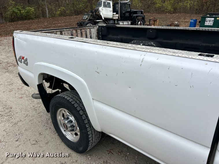 image for item ET6706 2007 GMC Sierra 2500HD pickup truck