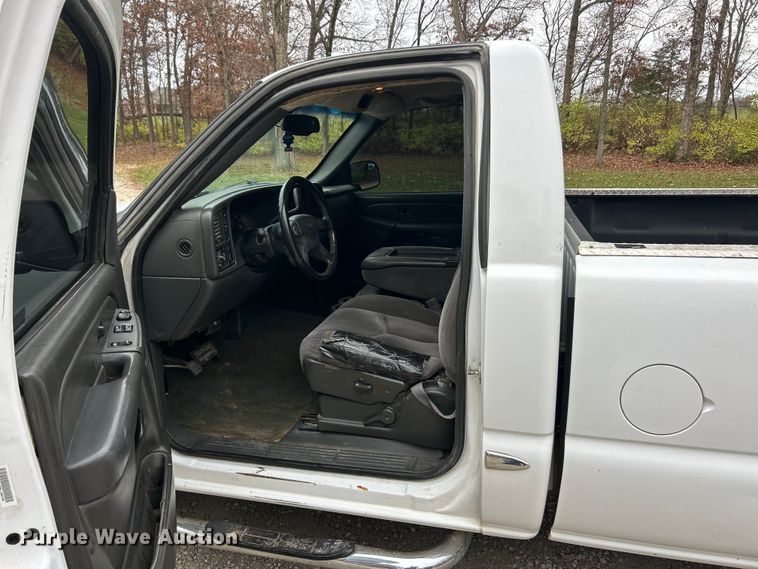 image for item ET6706 2007 GMC Sierra 2500HD pickup truck