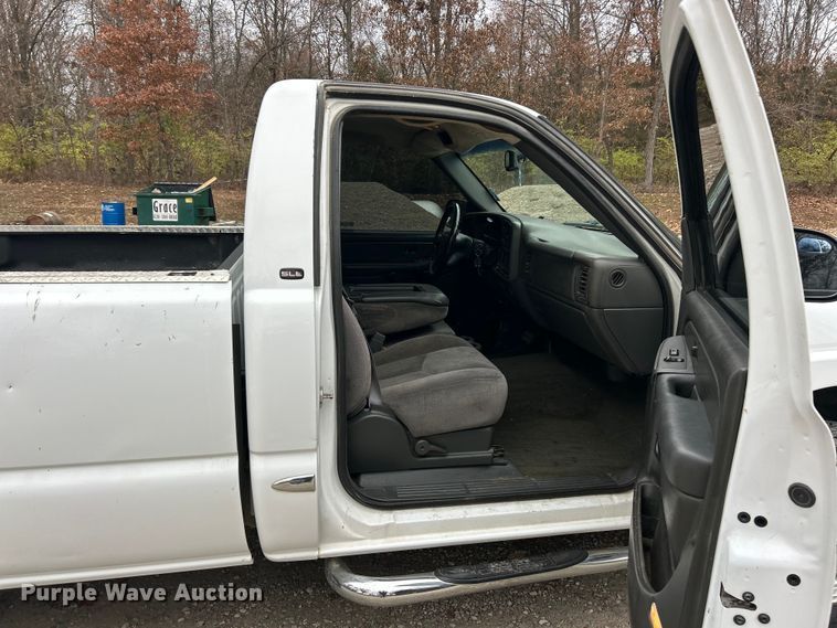 image for item ET6706 2007 GMC Sierra 2500HD pickup truck