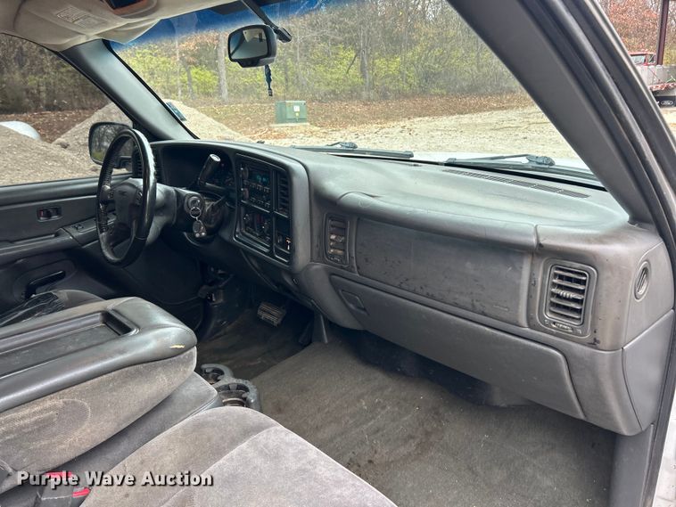 image for item ET6706 2007 GMC Sierra 2500HD pickup truck