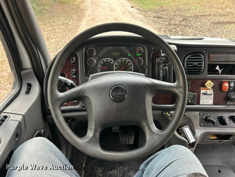 image for item ET6718 2015 Freightliner M2 shuttle bus