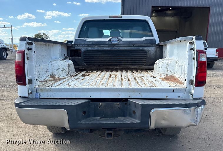 image for item ET7238 2013 Ford F350 Super Duty Crew Cab pickup truck