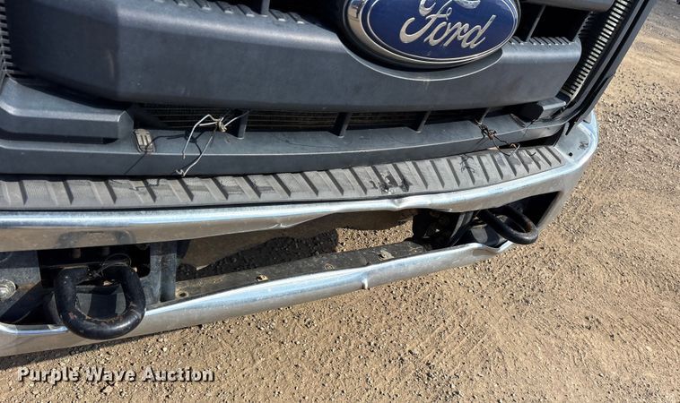 image for item ET7238 2013 Ford F350 Super Duty Crew Cab pickup truck