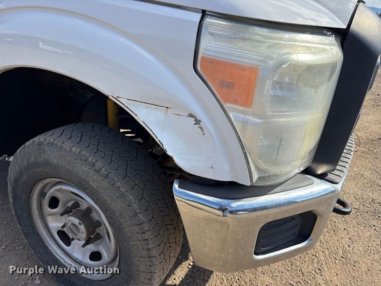 image for item ET7238 2013 Ford F350 Super Duty Crew Cab pickup truck