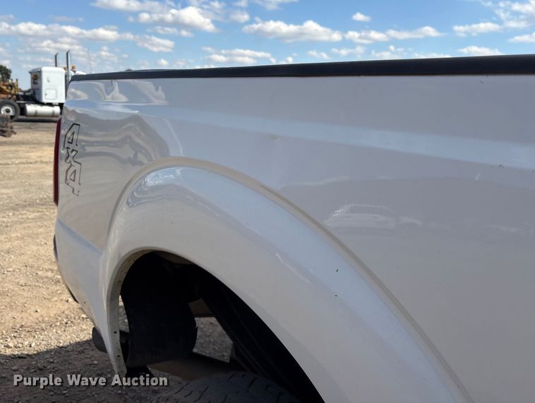 image for item ET7238 2013 Ford F350 Super Duty Crew Cab pickup truck