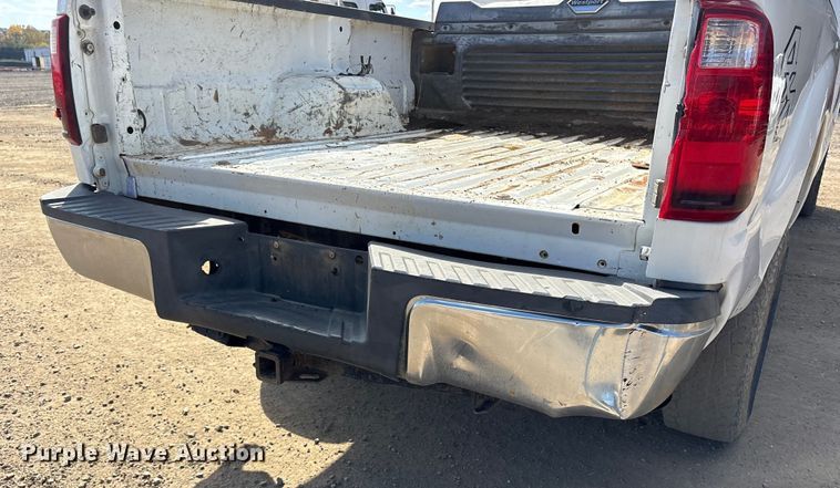 image for item ET7238 2013 Ford F350 Super Duty Crew Cab pickup truck