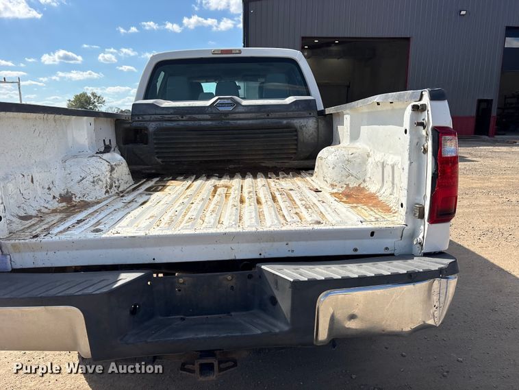 image for item ET7238 2013 Ford F350 Super Duty Crew Cab pickup truck