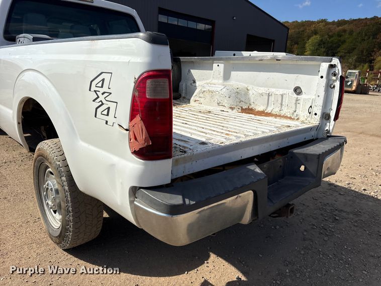 image for item ET7238 2013 Ford F350 Super Duty Crew Cab pickup truck