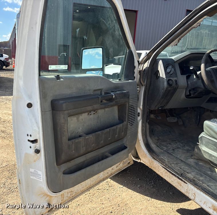 image for item ET7238 2013 Ford F350 Super Duty Crew Cab pickup truck