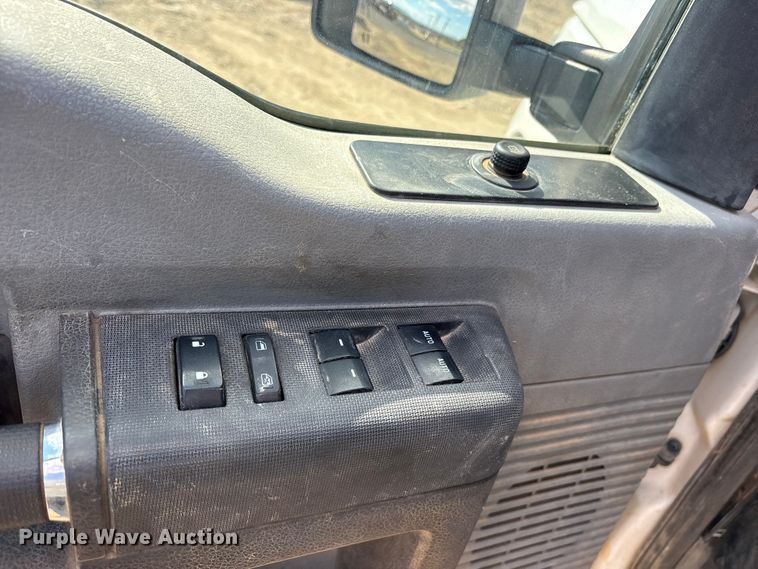 image for item ET7238 2013 Ford F350 Super Duty Crew Cab pickup truck