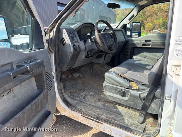 image for item ET7238 2013 Ford F350 Super Duty Crew Cab pickup truck