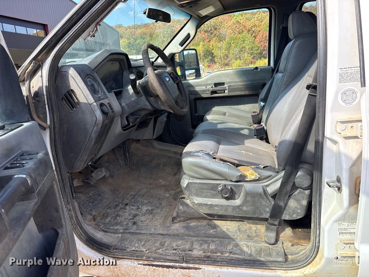 image for item ET7238 2013 Ford F350 Super Duty Crew Cab pickup truck