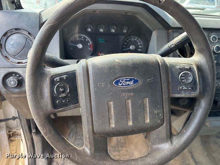 image for item ET7238 2013 Ford F350 Super Duty Crew Cab pickup truck