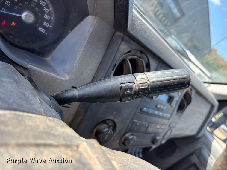 image for item ET7238 2013 Ford F350 Super Duty Crew Cab pickup truck