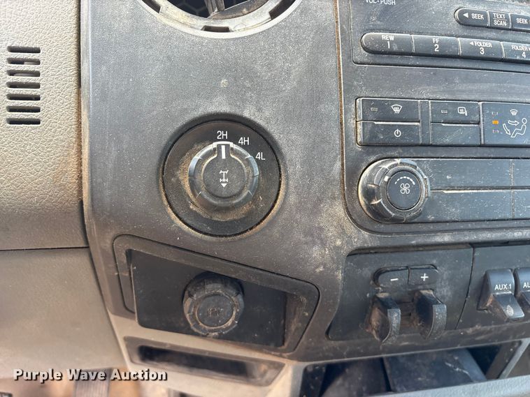 image for item ET7238 2013 Ford F350 Super Duty Crew Cab pickup truck