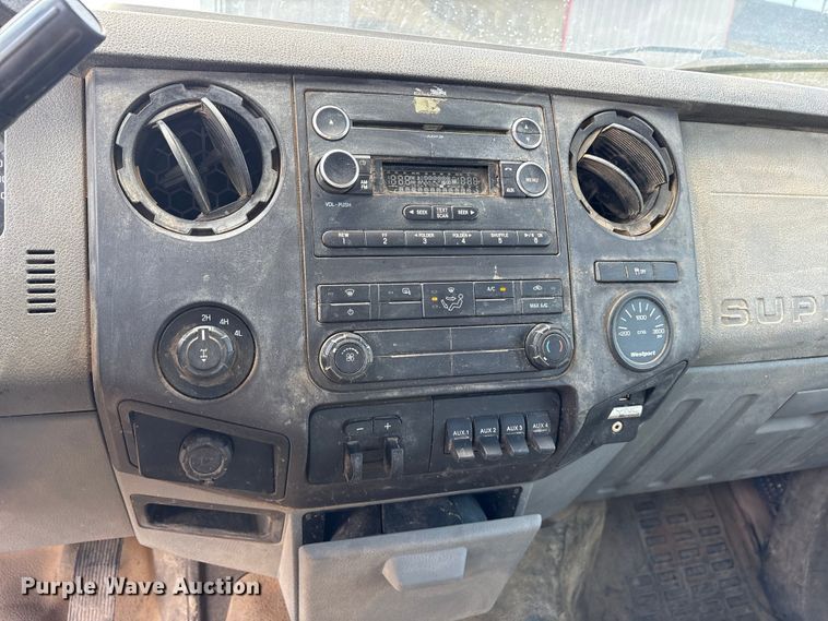 image for item ET7238 2013 Ford F350 Super Duty Crew Cab pickup truck