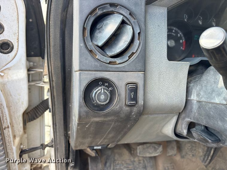 image for item ET7238 2013 Ford F350 Super Duty Crew Cab pickup truck