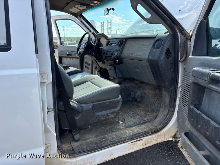 image for item ET7238 2013 Ford F350 Super Duty Crew Cab pickup truck