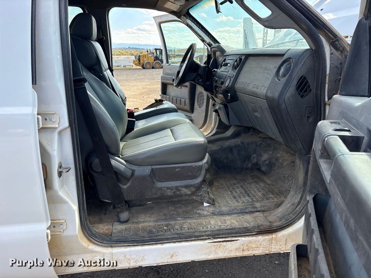 image for item ET7238 2013 Ford F350 Super Duty Crew Cab pickup truck