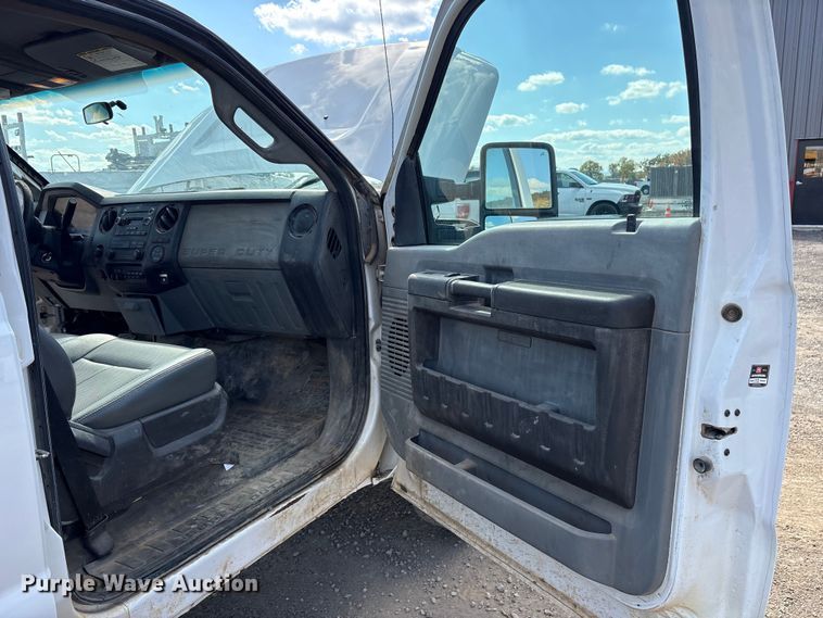 image for item ET7238 2013 Ford F350 Super Duty Crew Cab pickup truck