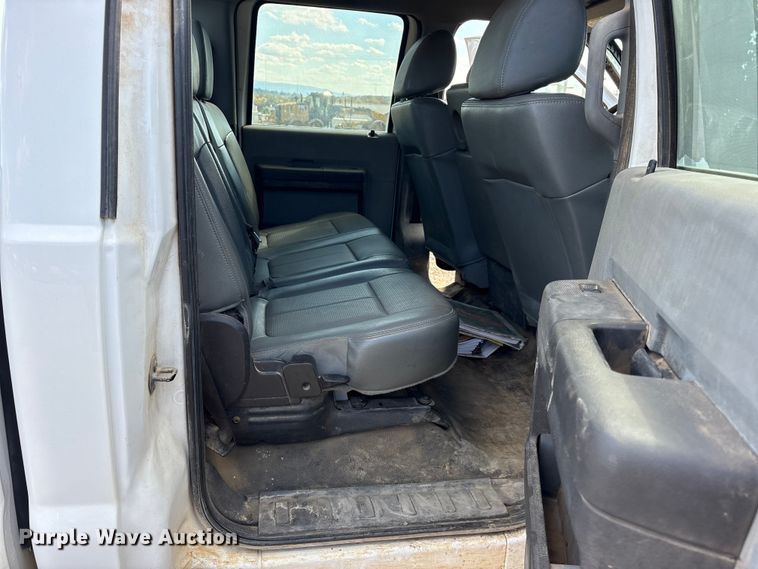 image for item ET7238 2013 Ford F350 Super Duty Crew Cab pickup truck