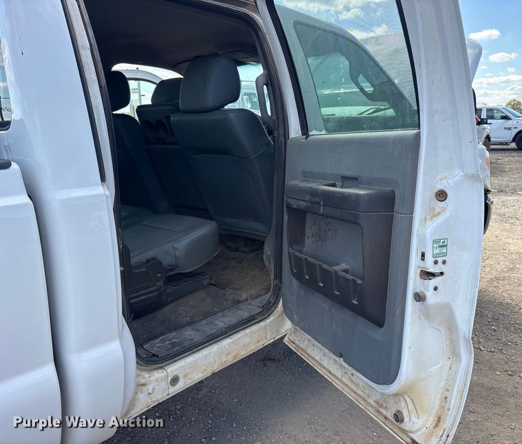 image for item ET7238 2013 Ford F350 Super Duty Crew Cab pickup truck