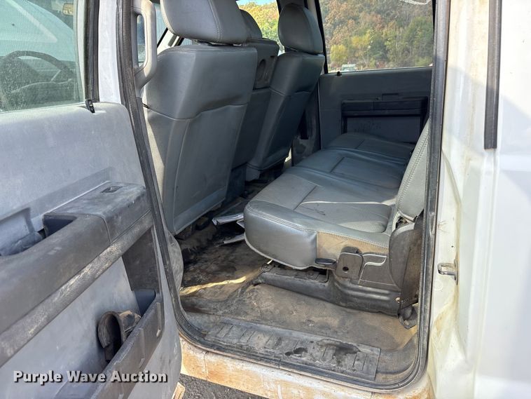 image for item ET7238 2013 Ford F350 Super Duty Crew Cab pickup truck