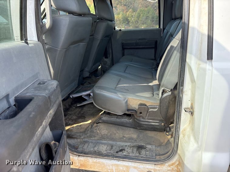 image for item ET7238 2013 Ford F350 Super Duty Crew Cab pickup truck