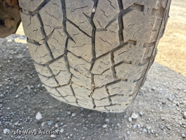 image for item ET7238 2013 Ford F350 Super Duty Crew Cab pickup truck