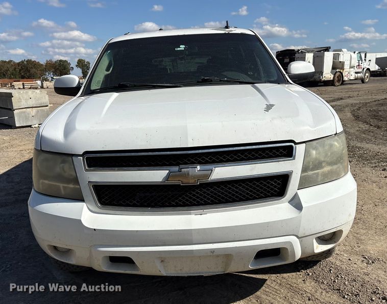image for item ET7240 2010 Chevrolet Suburban 1500 SUV