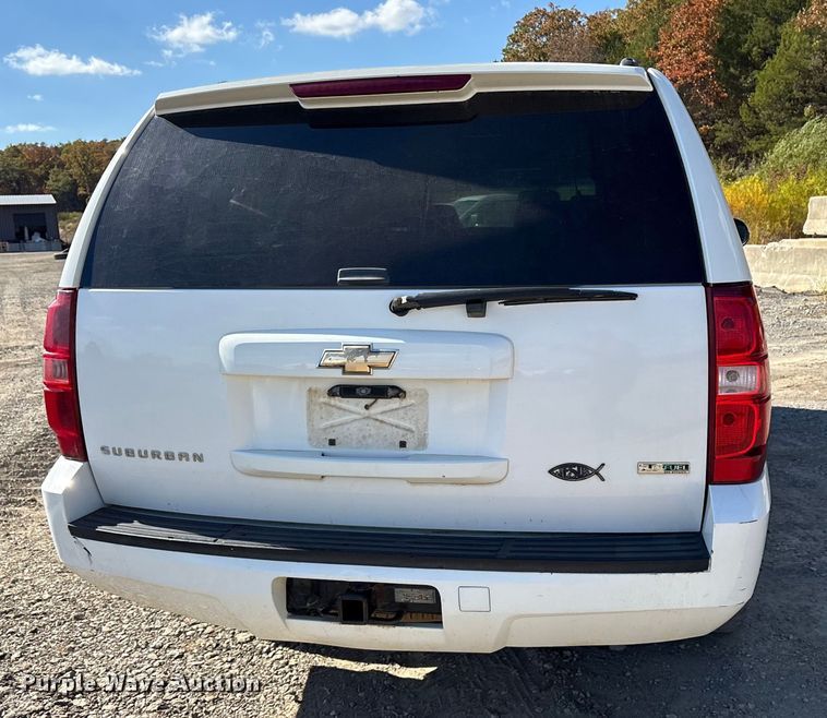 image for item ET7240 2010 Chevrolet Suburban 1500 SUV