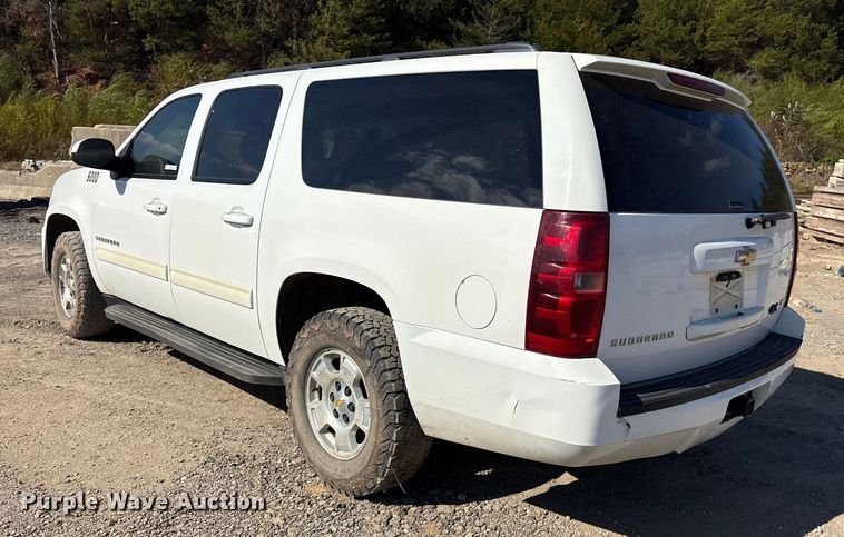 image for item ET7240 2010 Chevrolet Suburban 1500 SUV