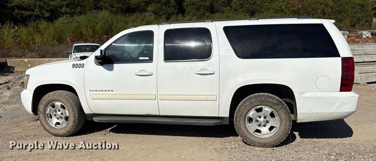 image for item ET7240 2010 Chevrolet Suburban 1500 SUV