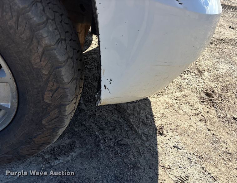 image for item ET7240 2010 Chevrolet Suburban 1500 SUV