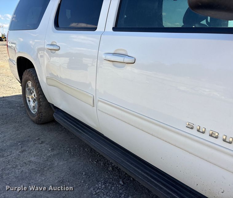 image for item ET7240 2010 Chevrolet Suburban 1500 SUV
