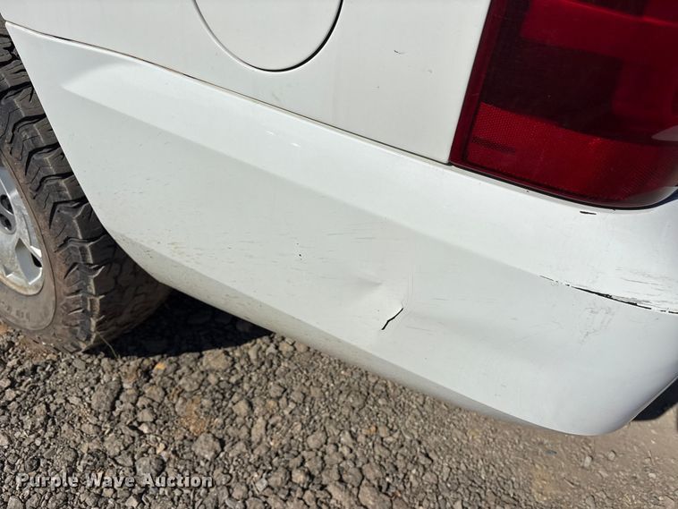 image for item ET7240 2010 Chevrolet Suburban 1500 SUV