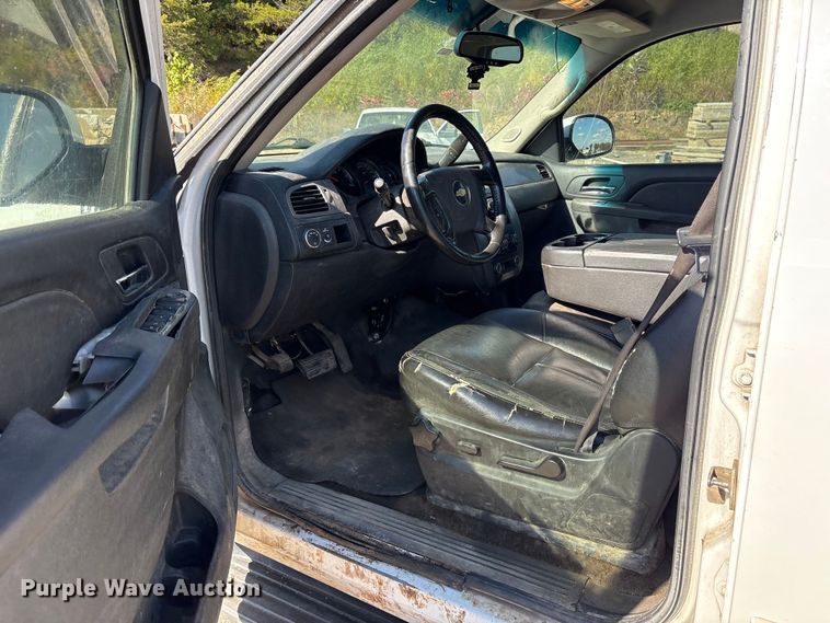 image for item ET7240 2010 Chevrolet Suburban 1500 SUV