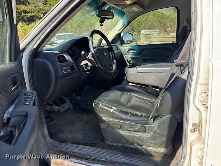 image for item ET7240 2010 Chevrolet Suburban 1500 SUV