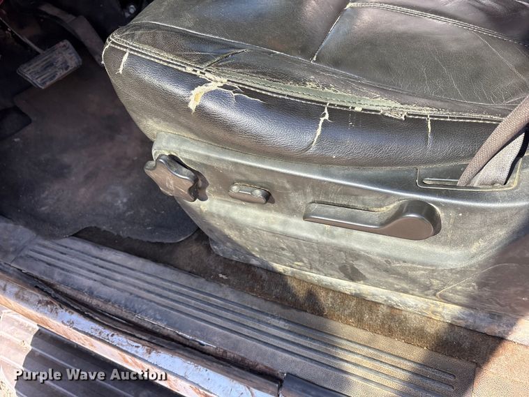 image for item ET7240 2010 Chevrolet Suburban 1500 SUV