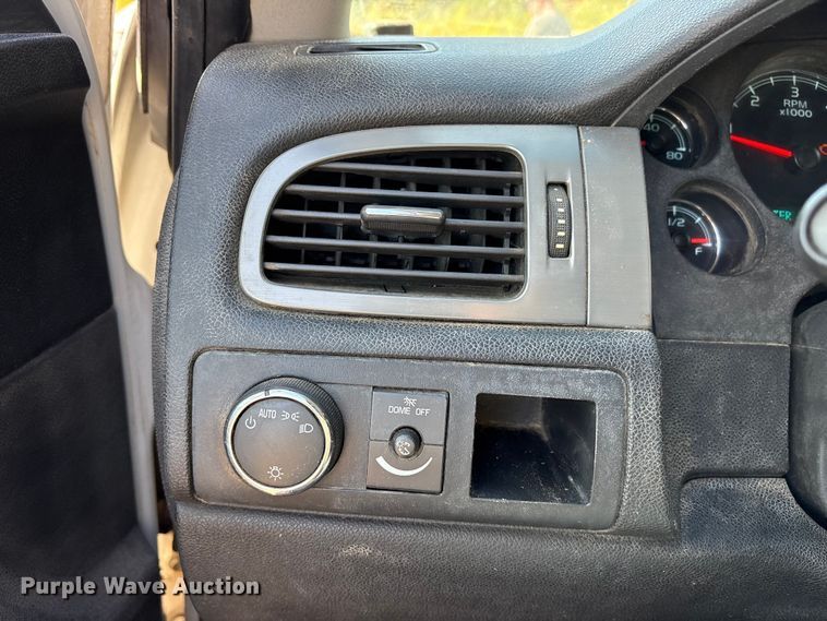 image for item ET7240 2010 Chevrolet Suburban 1500 SUV