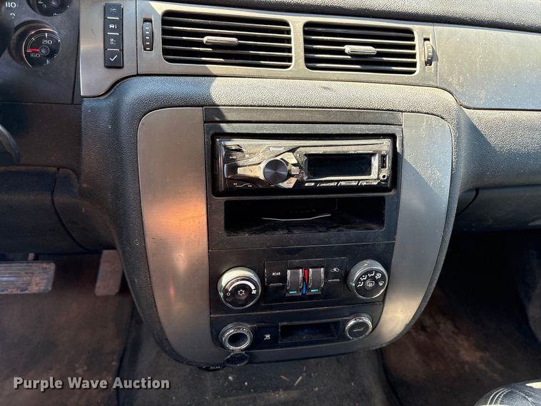 image for item ET7240 2010 Chevrolet Suburban 1500 SUV